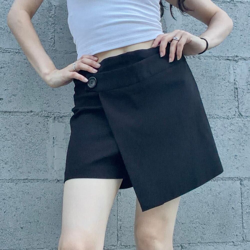 Joe Benbasset Black Mini Skirt Shorts With a Button Detail Size M